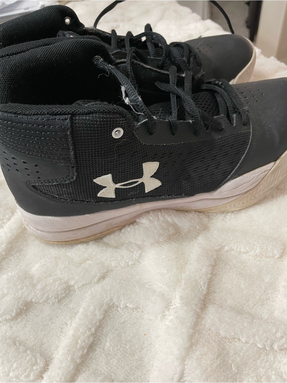 Under Armour women’s Black and White running Sneakers barely worn like new